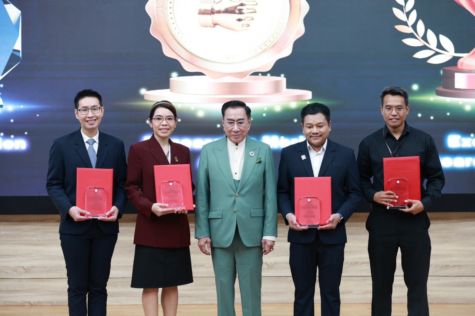 สถาบันวิจัยและพัฒนา นำนักวิจัยเข้ารับรางวัลนักวิจัยรุ่นใหม่ เครือข่ายวิจัย "ประชาชื่น" ประจำปี พ.ศ. 2568 สาขาสังคมศาสตร์และมนุษยศาสตร์