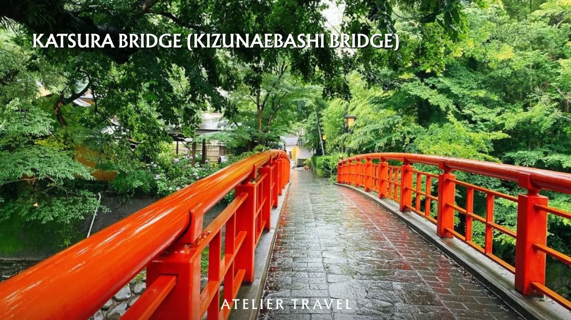 สะพานคัตสึระสีแดงท่ามกลางต้นไม้สีเขียวในชูเซ็นจิ เมืองอิซุ