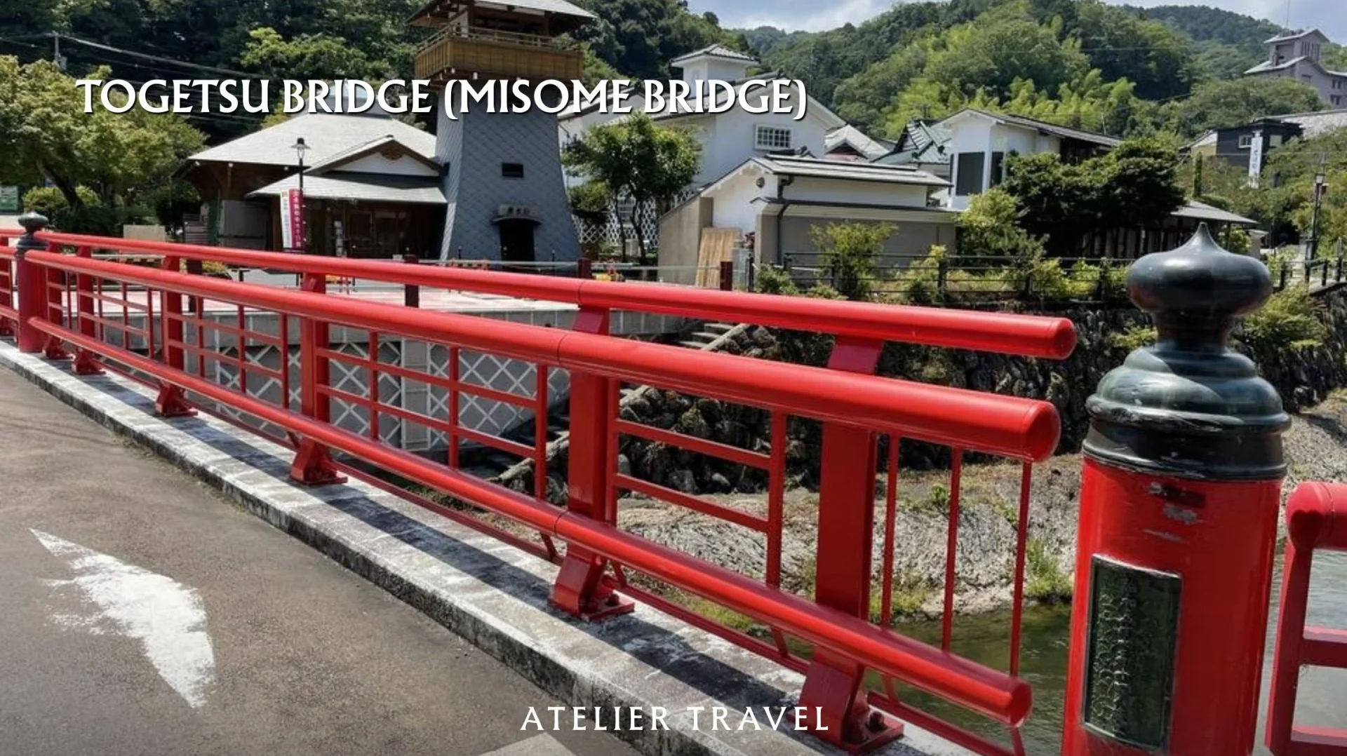 สะพานโทเก็ตสึราวสีแดงริมแม่น้ำและอาคารในชูเซ็นจิ เมืองอิซุ