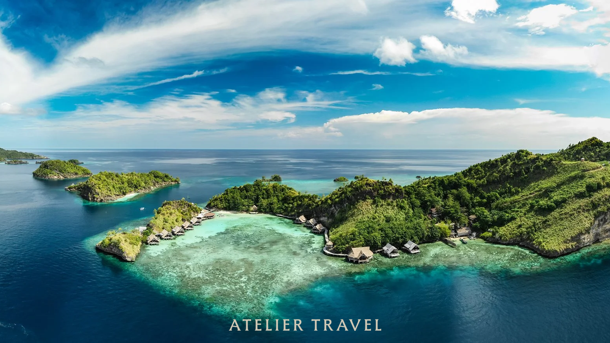 ภาพมุมสูง Misool Eco Resort และแนวปะการัง Raja Ampat | Atelier Travel