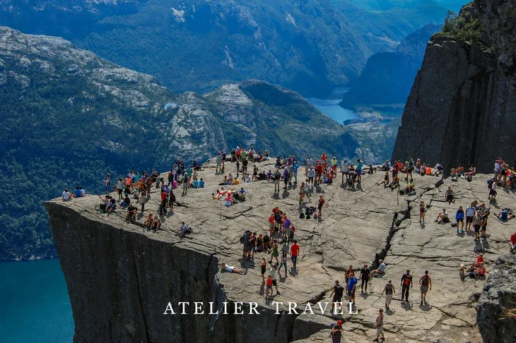ลานหิน Preikestolen เหนือฟยอร์ด Lysefjord ประเทศนอร์เวย์