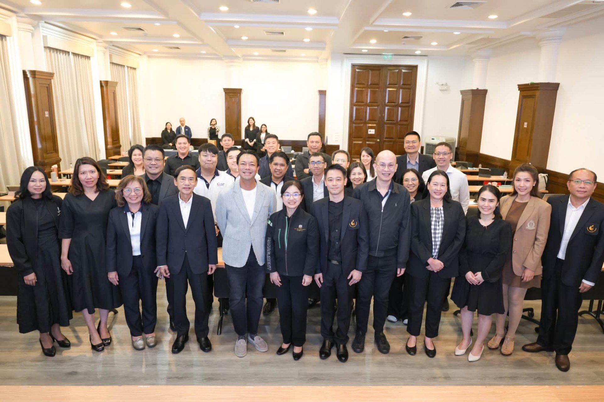 IRDP ขอขอบพระคุณ ดร.รักษ์ วรกิจโภคาทร ประธานเจ้าหน้าที่บริหาร บริษัทบริหารสินทรัพย์ กรุงเทพพาณิชย์ จำกัด (มหาชน) หรือ BAM ที่ให้เกียรติเป็นวิทยากรบรรยายในหลักสูตร Leadership Succession Program (LSP)
