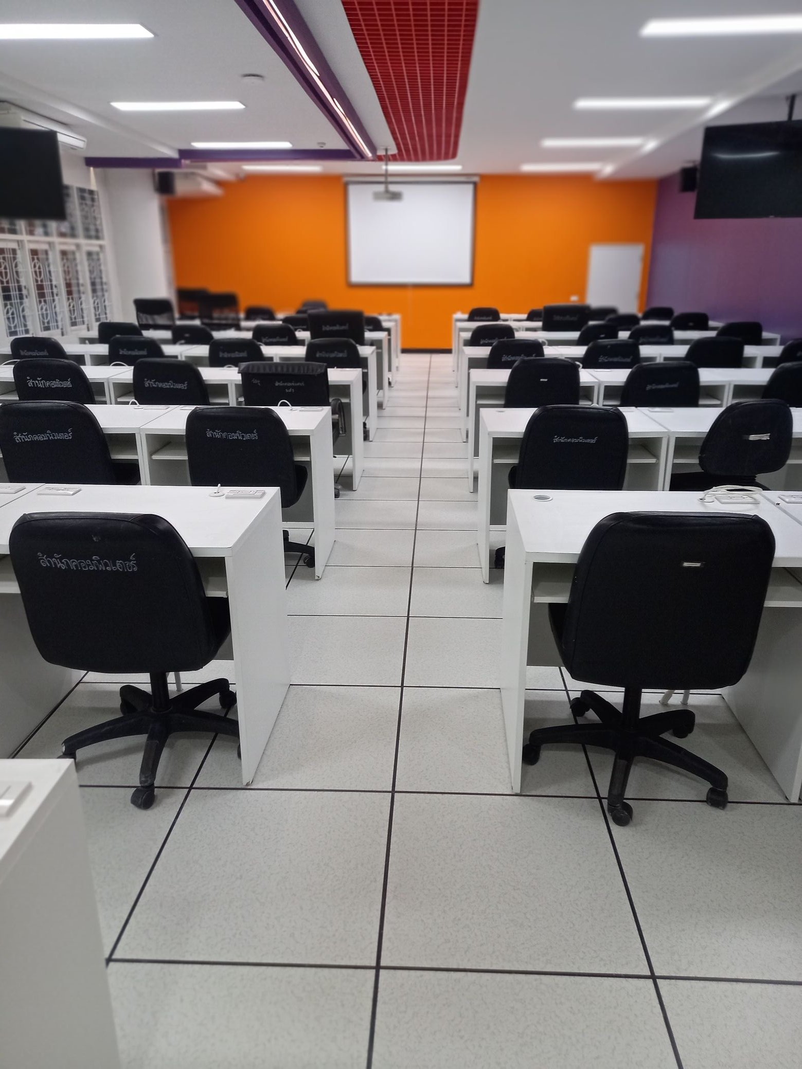 โครงการ ติดตั้งพื้นยกระดับ Raised Floor  พื้นที่ 140 ตรม สูง 30 ซ.ม 