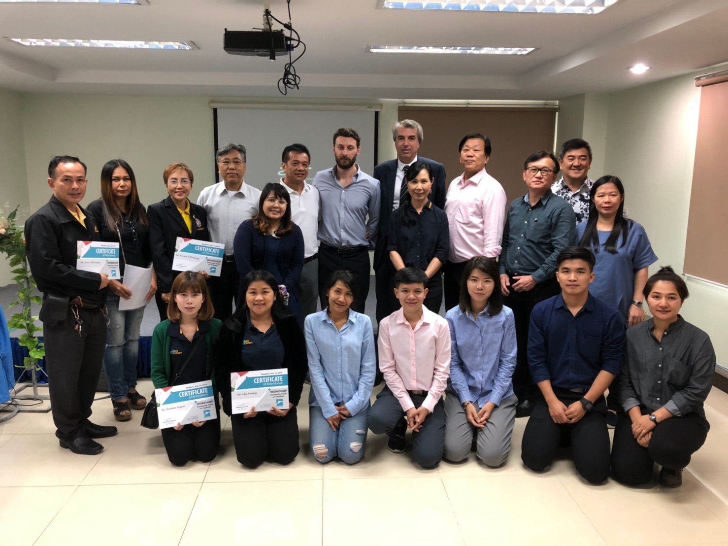 Composite Teeth on Implant คอมโพสิตบนรากเทียม Composite Teeth on Implant คอมโพสิตบนรากเทียม