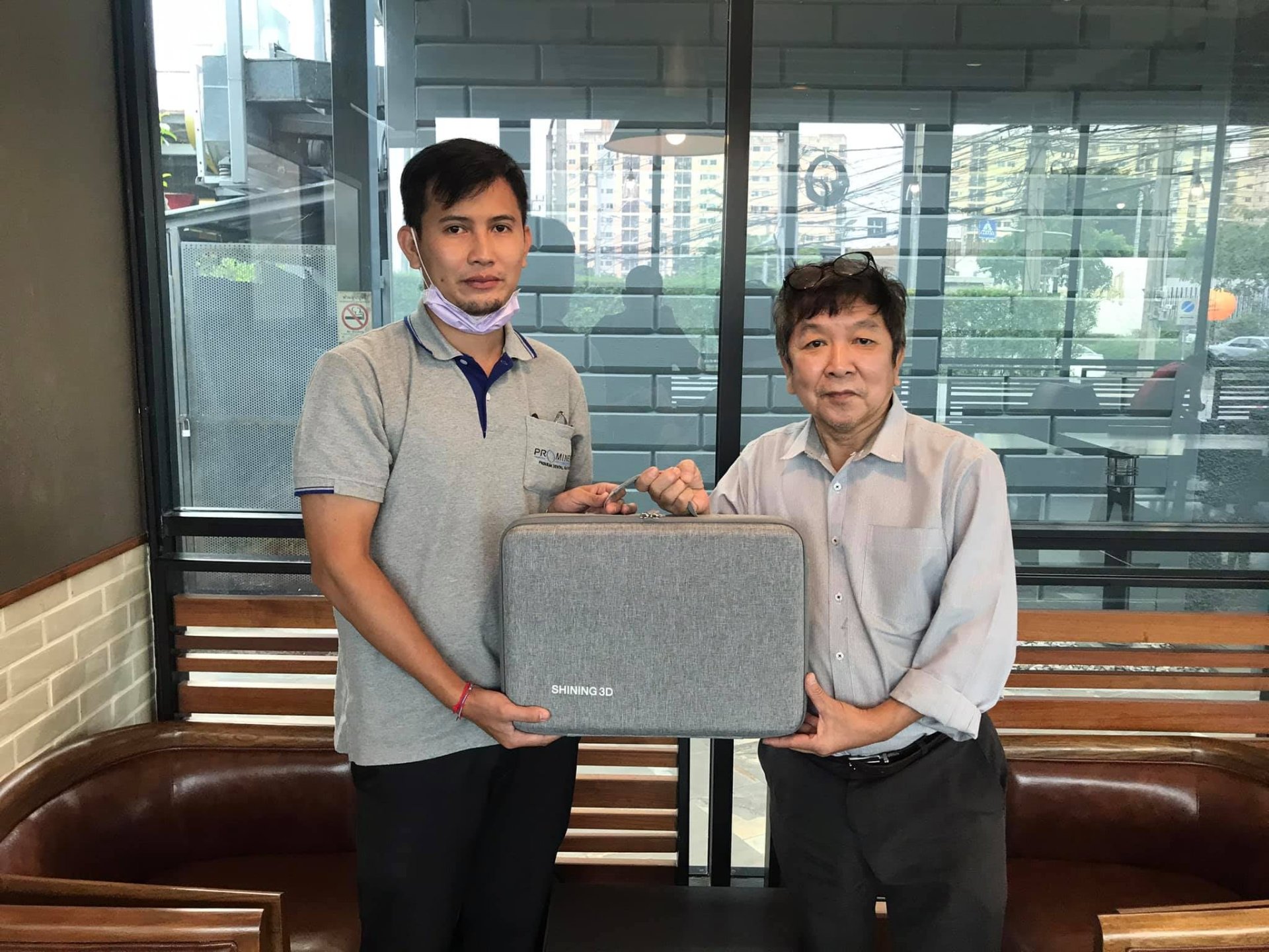 สอนการใช้งาน SHINING 3D Aoralscan 3 ให้กับ อาจารย์ชัยยศ หงส์จินดาพงศ์ สอนการใช้งาน SHINING 3D Aoralscan 3 ให้กับ อาจารย์ชัยยศ หงส์จินดาพงศ์