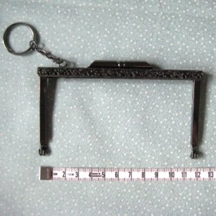 ปากกระเป๋าป๊อกแป๊กสี่เหลี่ยมมีรูสำหรับเย็บ สีเงาดำพร้อมที่ห้อยกุญแจ ขนาด 12 cm.