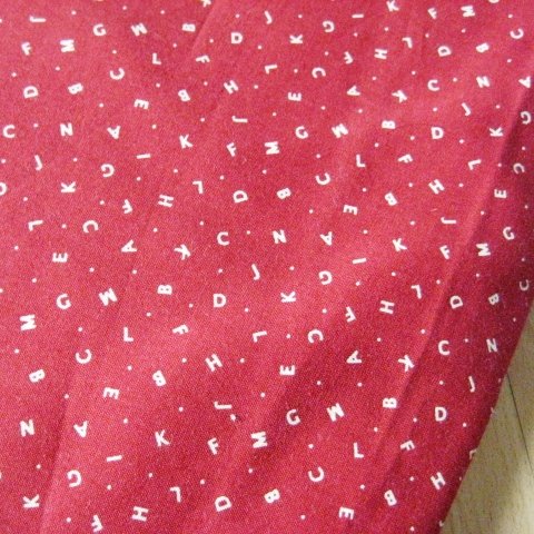 ผ้า cotton ญี่ปุ่น ลายอักษรพื้นแดง ขนาด 1/4 หลา (45*55 ซม.)