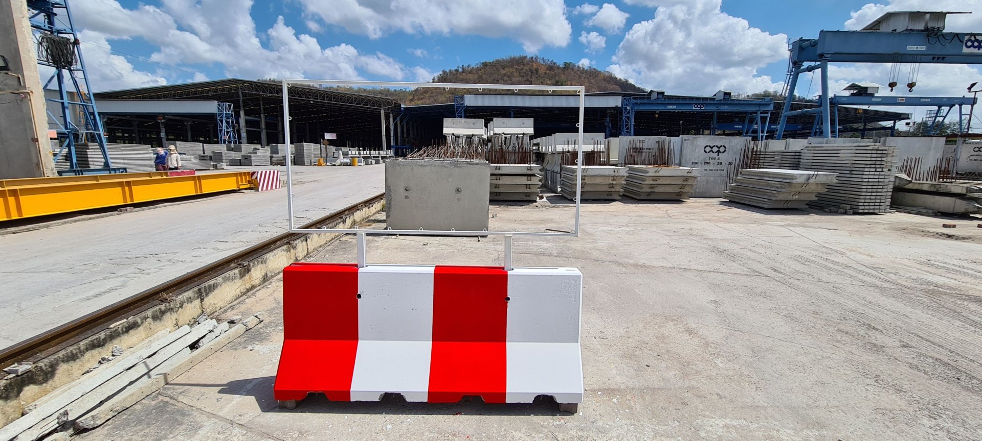 Barrier Type 1 ทาสีขาว-แดง เจาะรู ล๊อคด้วยน๊อต และติดตั้งราวเหล็ก