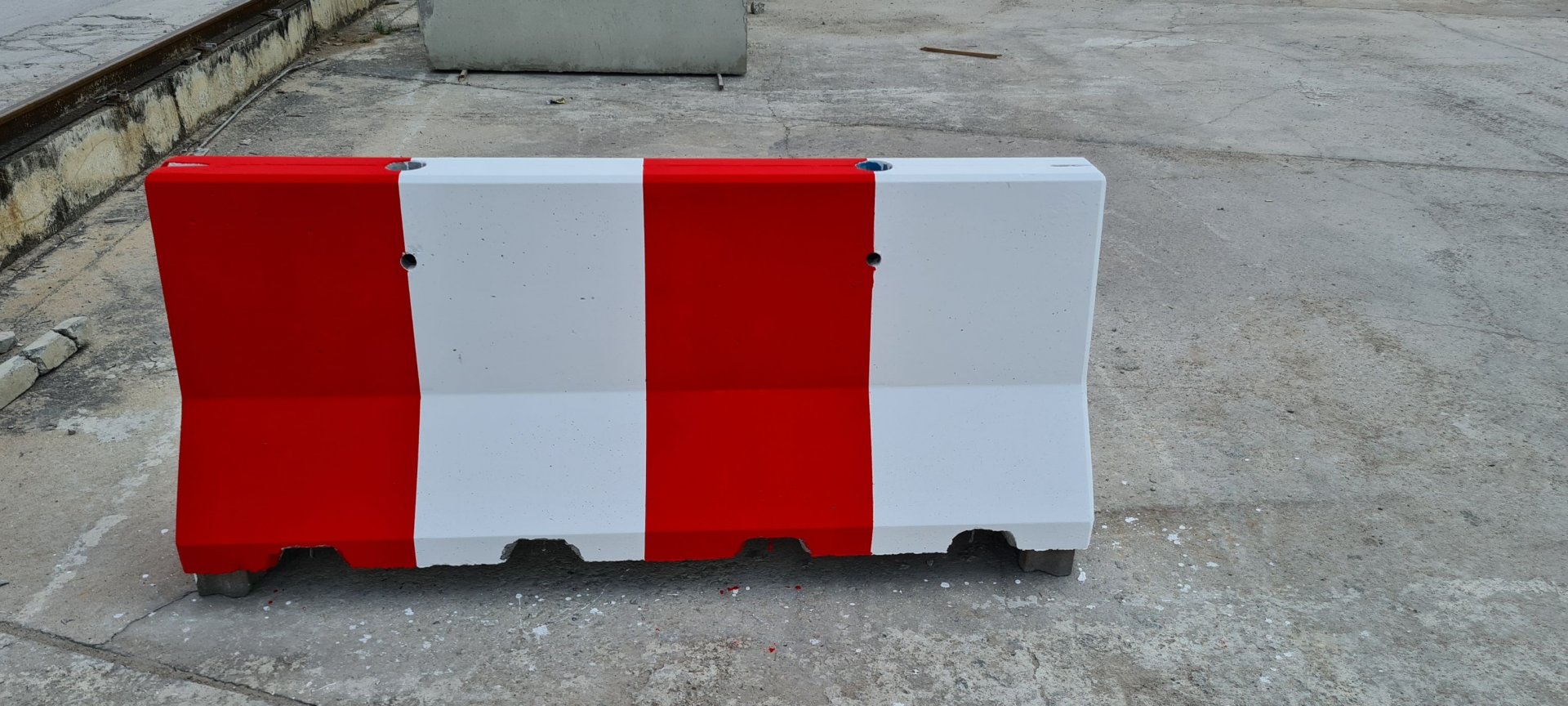 Barrier Type 1 ทาสีขาว-แดง เจาะรู ล๊อคด้วยน๊อต และติดตั้งราวเหล็ก