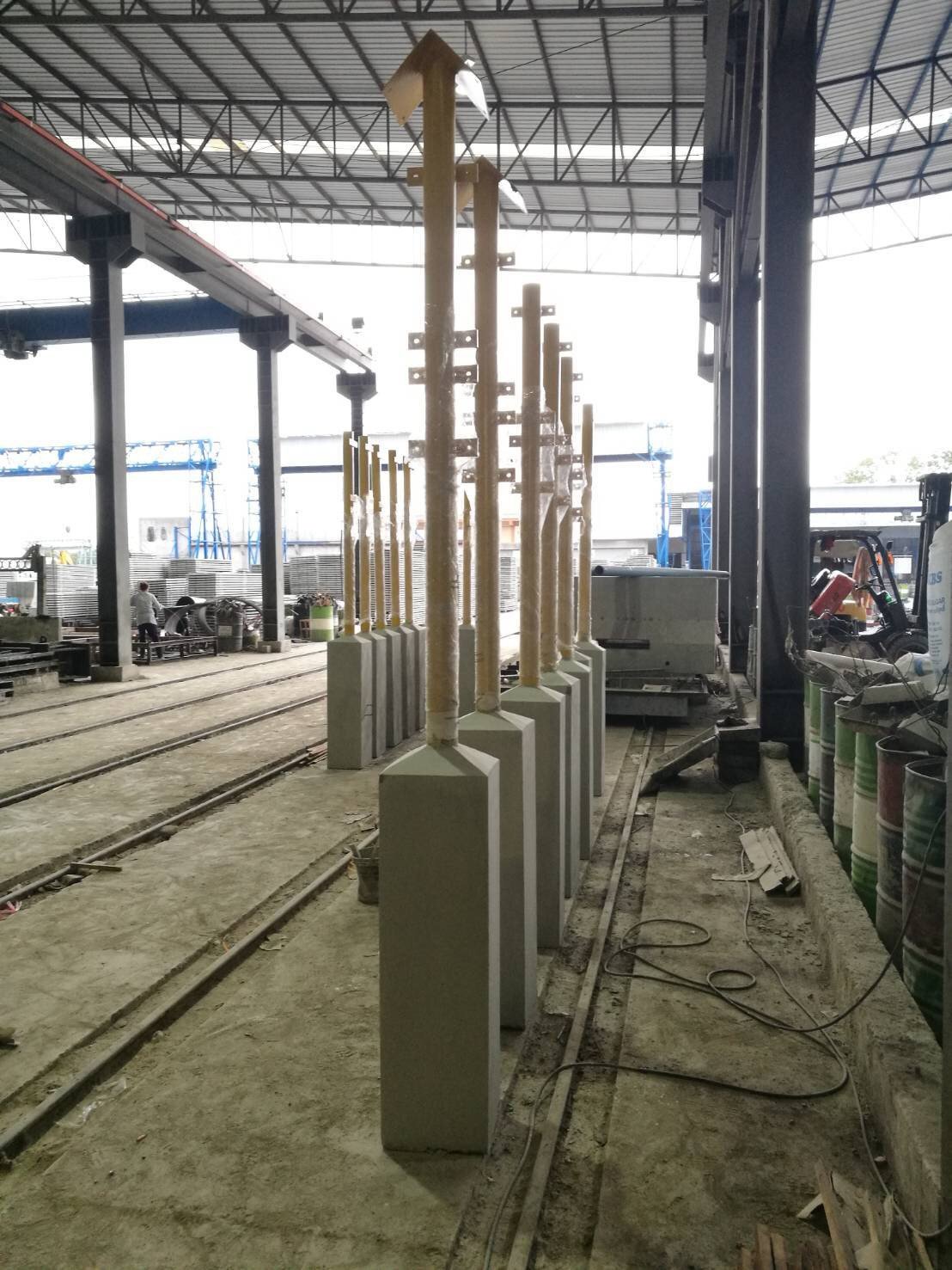 ฐานเสาคอนกรีตเสริมเหล็กเป็น accessories งานคอนกรีตของ โครงการวางท่อก๊าซ (Signage for gas pipe project)钢筋混凝土立柱底座，燃气管道铺设工程用混凝土标识牌基座