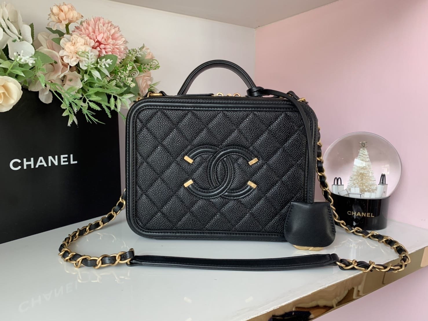 Like new chanel vanity case 8.5