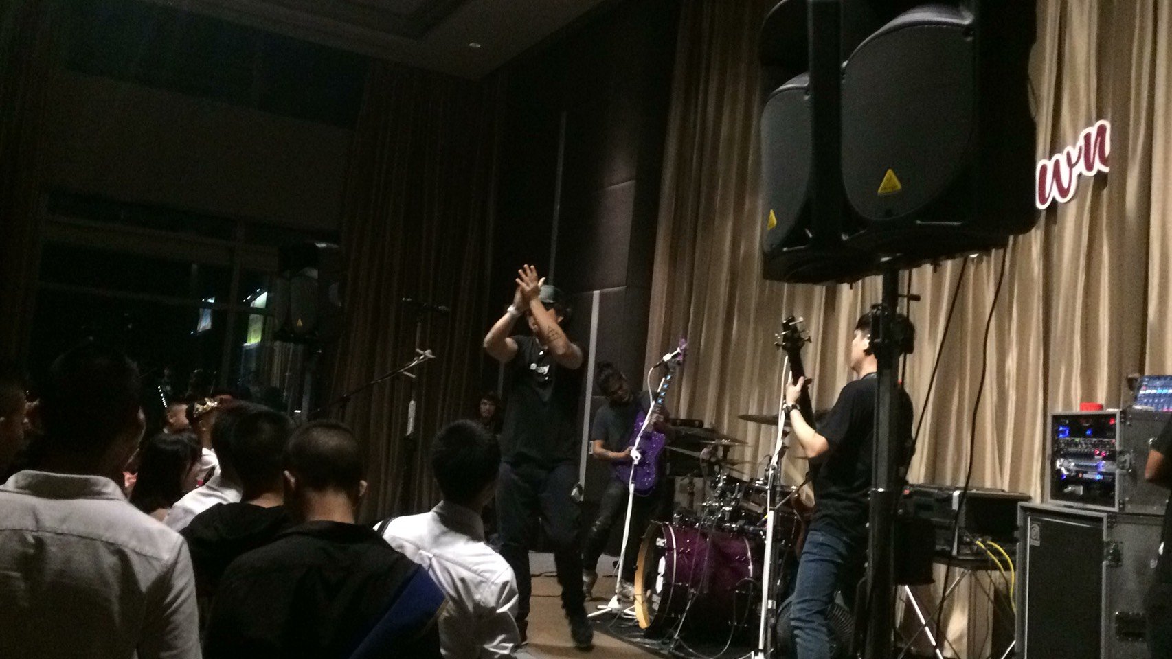 งาน breaking dawn มินิคอนเสริต์ soundband งาน breaking dawn มินิคอนเสริต์ soundband