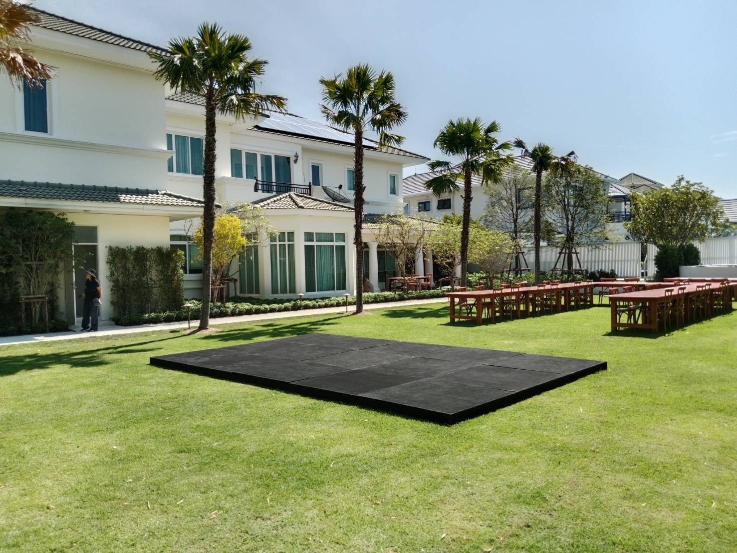 บริการให้เช่าเวที สูง 10 cm พรมสีดำ หมุ่บ้านแกรนด์โมนาโค ประเวศ วันที่ 31 ธค 65 by vsoundqlighting