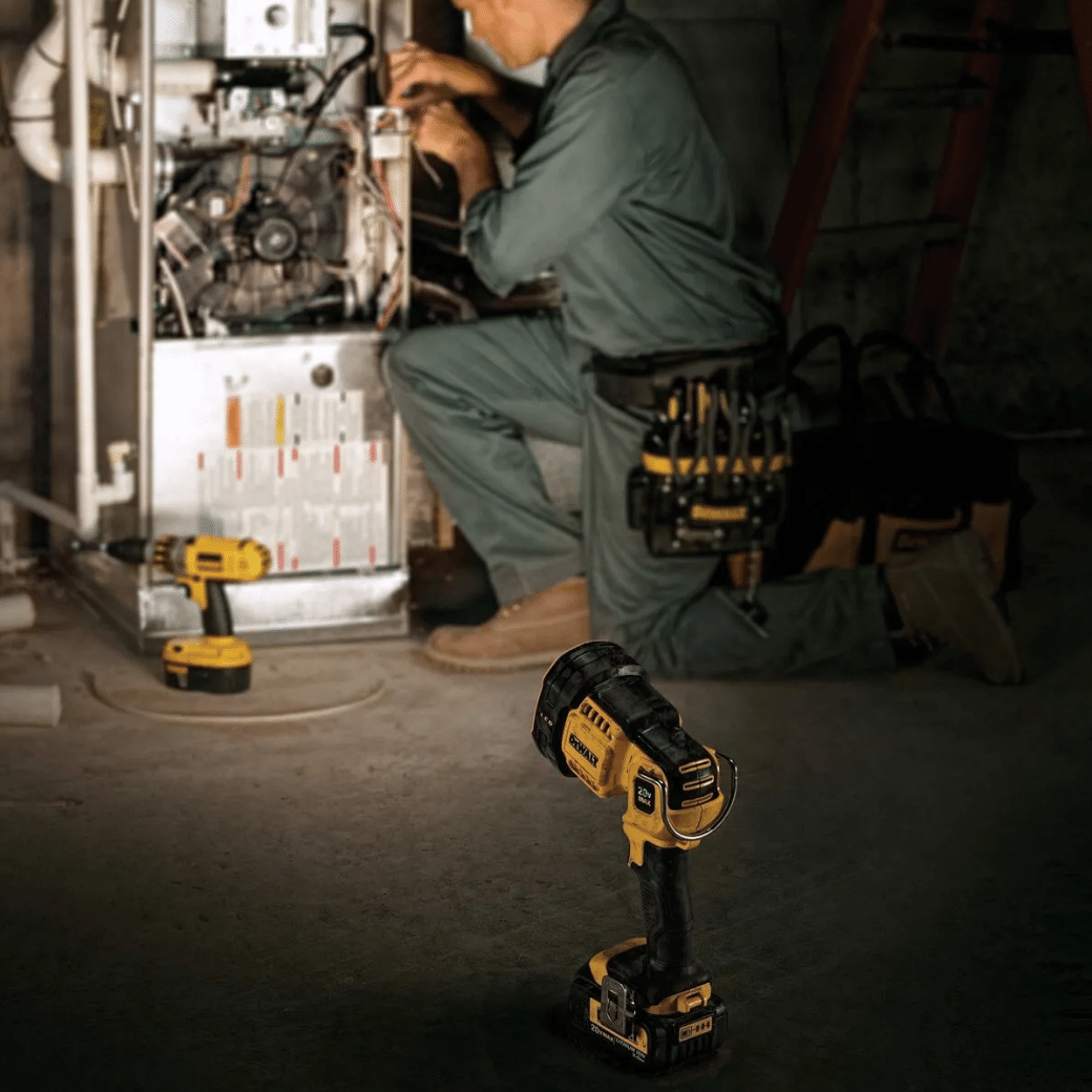 ไฟฉายสปอร์ทไลท์ LED 20V Max DEWALT รุ่น DCL043N-KR (เครื่องเปล่า)