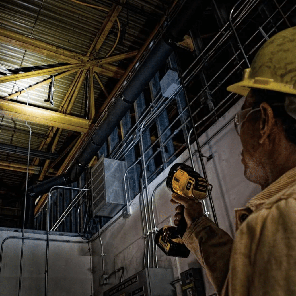 ไฟฉายสปอร์ทไลท์ LED 20V Max DEWALT รุ่น DCL043N-KR (เครื่องเปล่า)