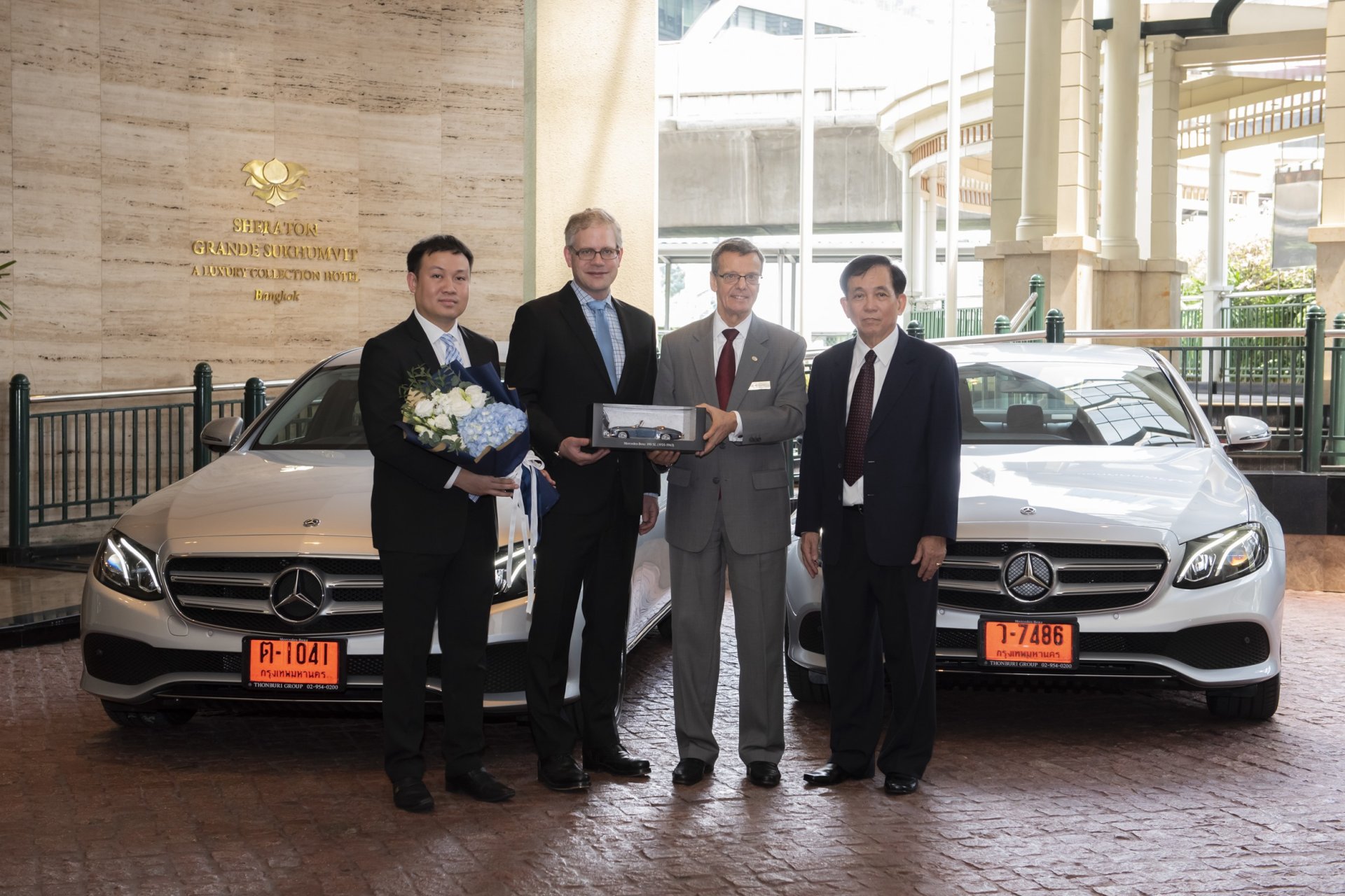 เมอร์เซเดส-เบนซ์ ส่งมอบยนตรกรรมหรู Mercedes-Benz E 220 d Sport รุ่นประกอบในประเทศ เพื่อลูกค้าคนสำคัญของโรงแรม             เชอราตัน แกรนด์ สุขุมวิท