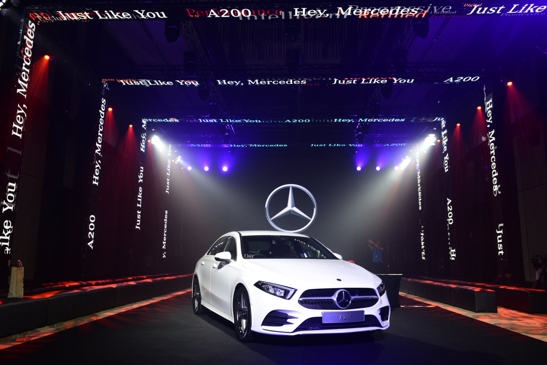 เมอร์เซเดส-เบนซ์ เปิดตัว The new เมอร์เซเดส-เบนซ์ เปิดตัว The new Mercedes-Benz A-Class เจเนอเรชันที่ 4 ก้าวแรกสู่โลกแห่งพรีเมี่ยมคอมแพ็คคาร์               A-Class เจเนอเรชันที่ 4 ก้าวแรกสู่โลกแห่งพรีเมี่ยมคอมแพ็คคาร์              