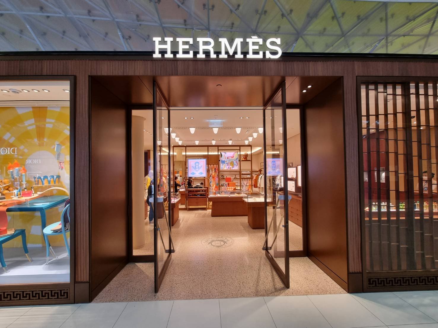 Hermes SVB airport - ynz-interior