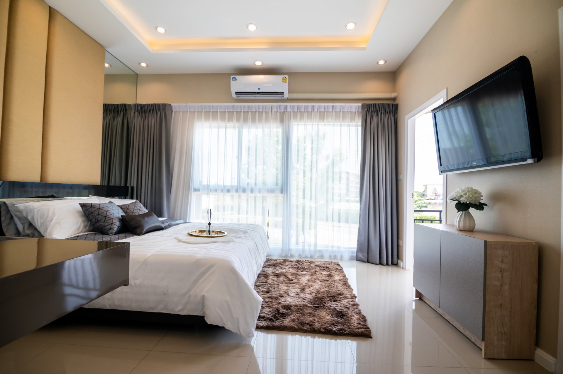 ห้องนอนใหญ่ บ้านตัวอย่าง บ้านทาวน์โฮม 2 ชั้น อุไรสิริ ไลท์ ดอนทอง x ประชาสุข ทาวน์โฮมฉะเชิงเทรา