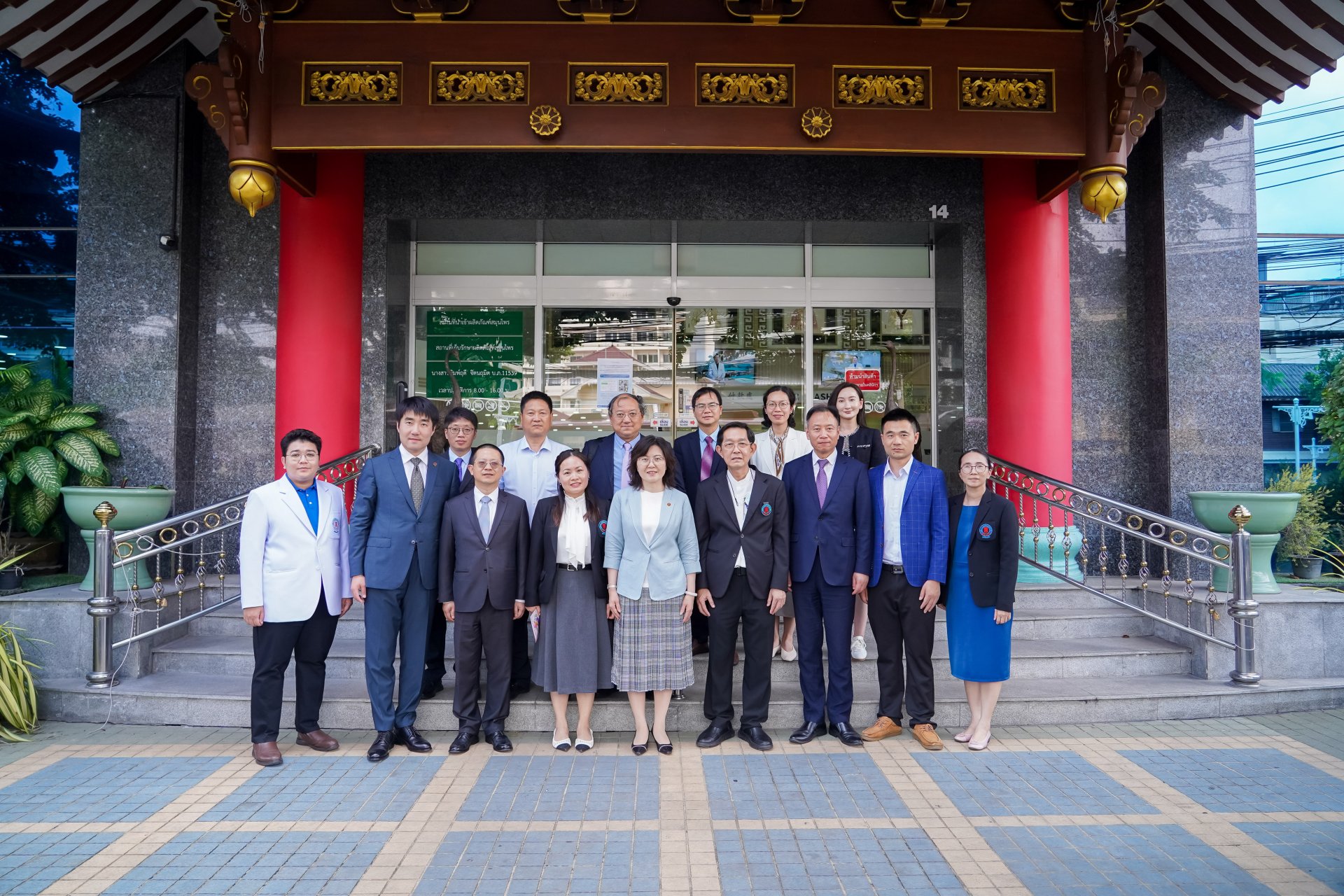 上海中医药大学王璐副校长一行参访我院 上海中医药大学王璐副校长一行参访我院