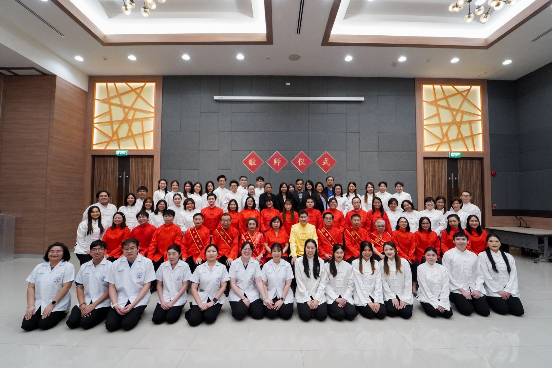 弘扬大医精诚医者精神 泰国华侨中医院举行敬师仪式活动