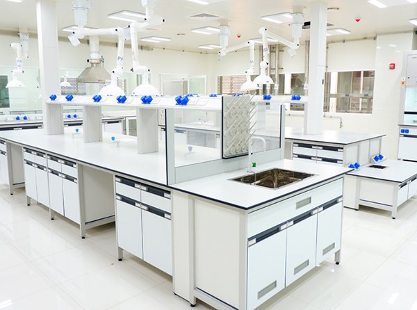 ยกระดับความปลอดภัยในห้องปฏิบัติการด้วยเทคโนโลยี Smart Lab Improving and Elevating Laboratory Safety with Smart Lab Technology