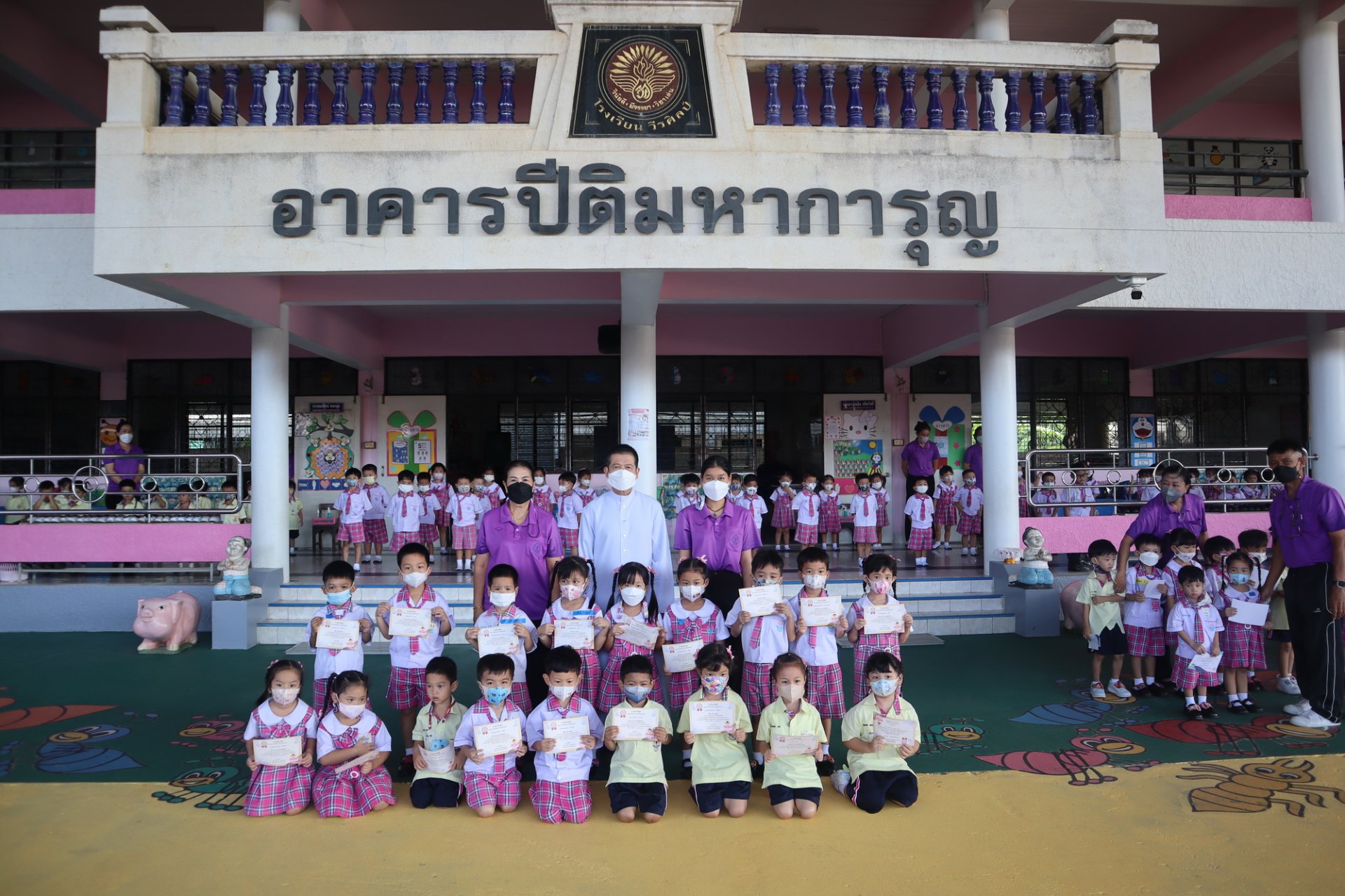 นักเรียนรับเกียรติบัตร การประกวดระบายสีและคัดลายมือ เนื่องในวันเข้าพรรษาและวันแม่แห่งชาติ