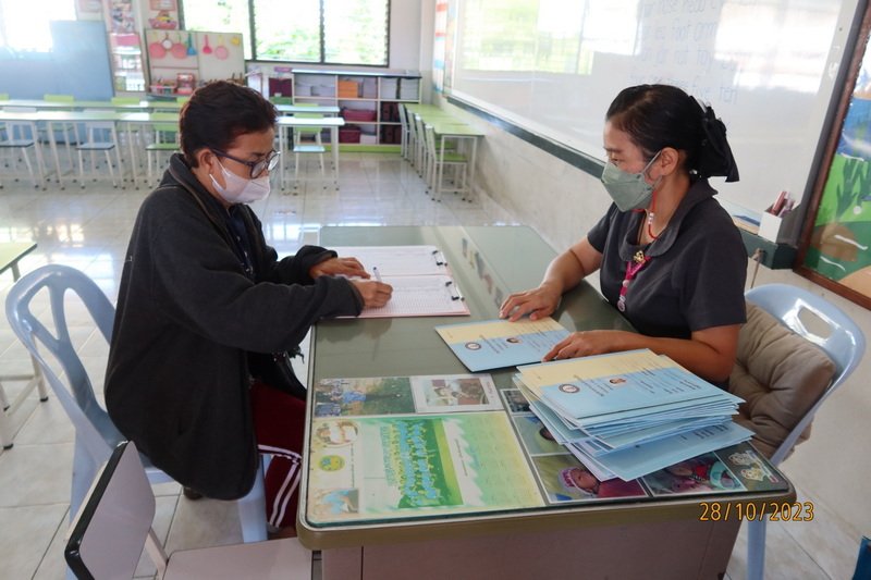 ผู้ปกครองรับผลการเรียนและอาหารเสริม ภาคเรียนที่ 1 ปีการศึกษา 2566