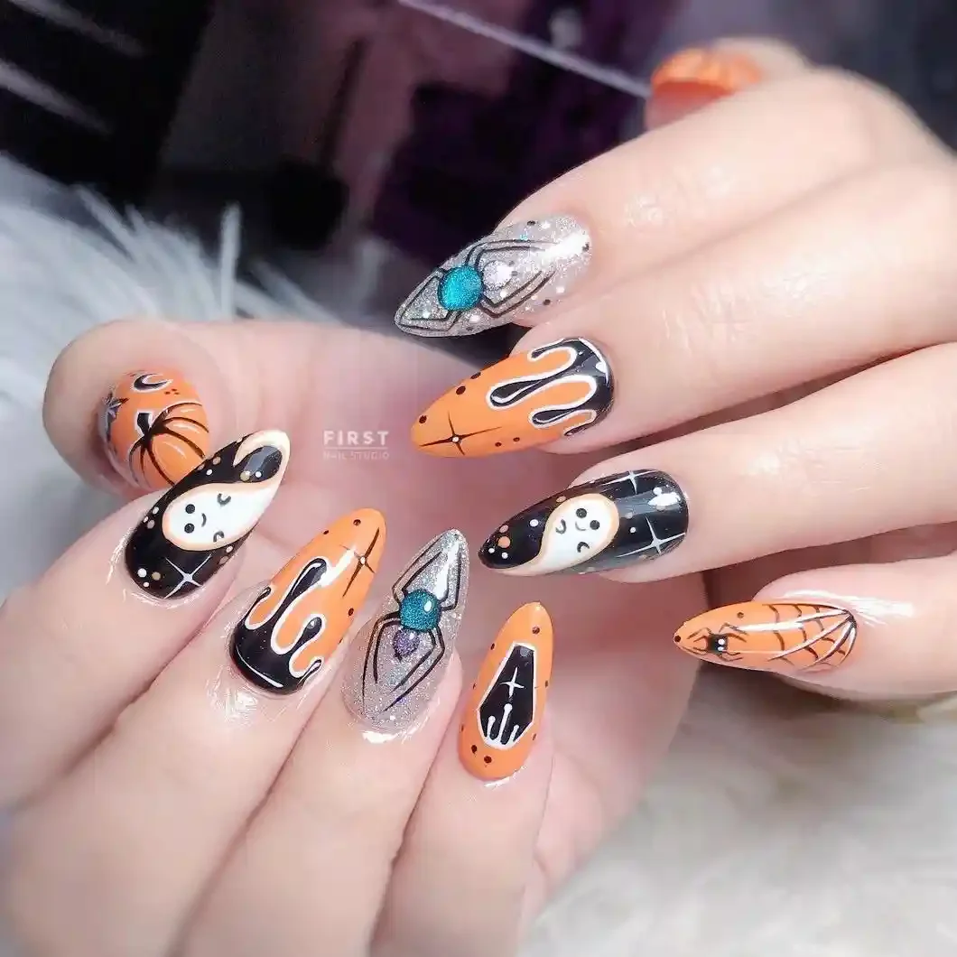 เพ้นท์เล็บลาย Helloween สีโทนส้มและดำลายเส้นสวยงาม