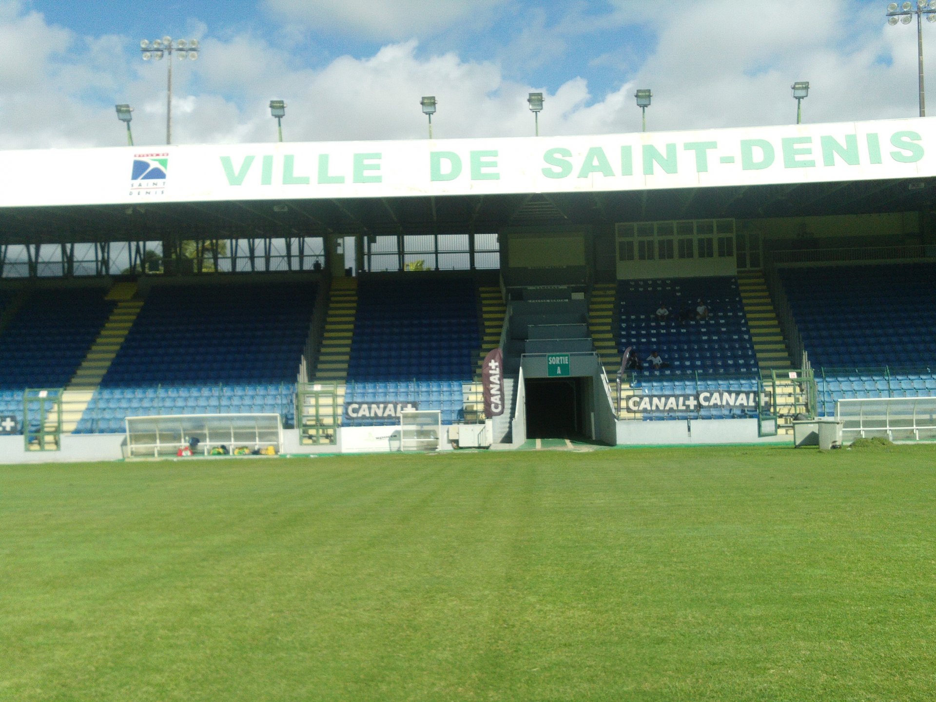 ติดตั้งสนามฟุตบอล Stade De L_est