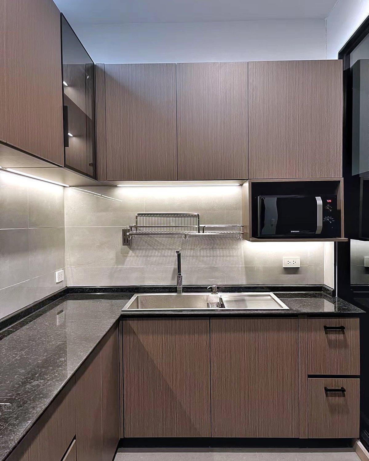 Built-in kitchen with upper and lower cabinets at different depths following the 30/45/60 rule
