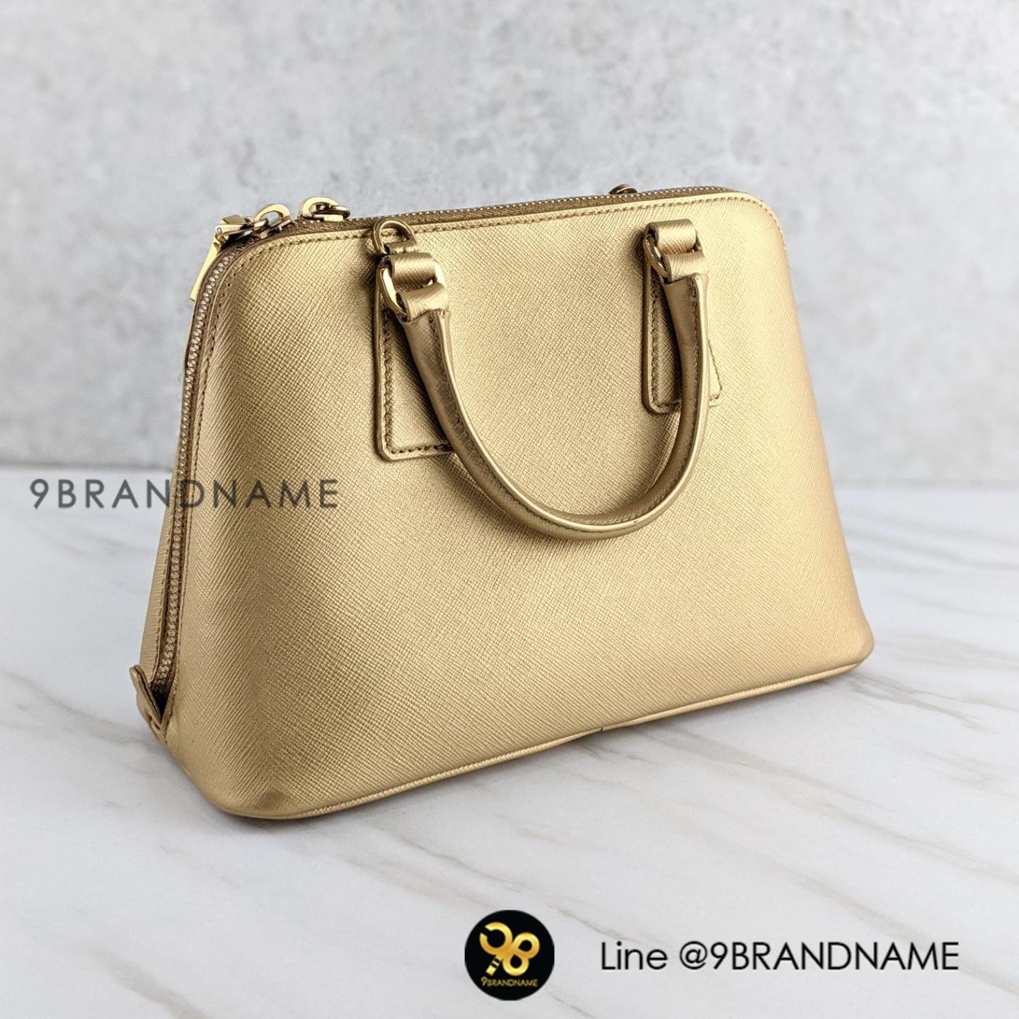 U​SED PRADA Saffiano ​Lux Alma 25 สีทอง Size​ : 25 - 9brandname