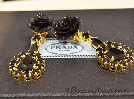 Prada Earrings ตุ้มหูสุดฮิต กุหลาบสีดำทั้งอัน ไซส์ใหญ่ หรูเวอร์ ดูมีสไตล์ มากๆ ของใหม่ค่ะ