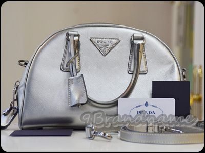 Prada Boston Silver Metallic with strap กระเป๋าทรงหมอน สีเงินเงา พร้อมสายสะพายค่า สวยเด่นมากๆ สภาพดีเลยย