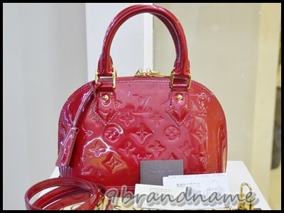 Louis Vuitton Alma BB Vernis Pomme De Amoure in Red กระเป๋า ทรงอัลม่าใบ mini พร้อมสายสะพาย crossbody หนังแก้วสีแดง มือสอง สภาพเหมือนใหม่ค่าะ