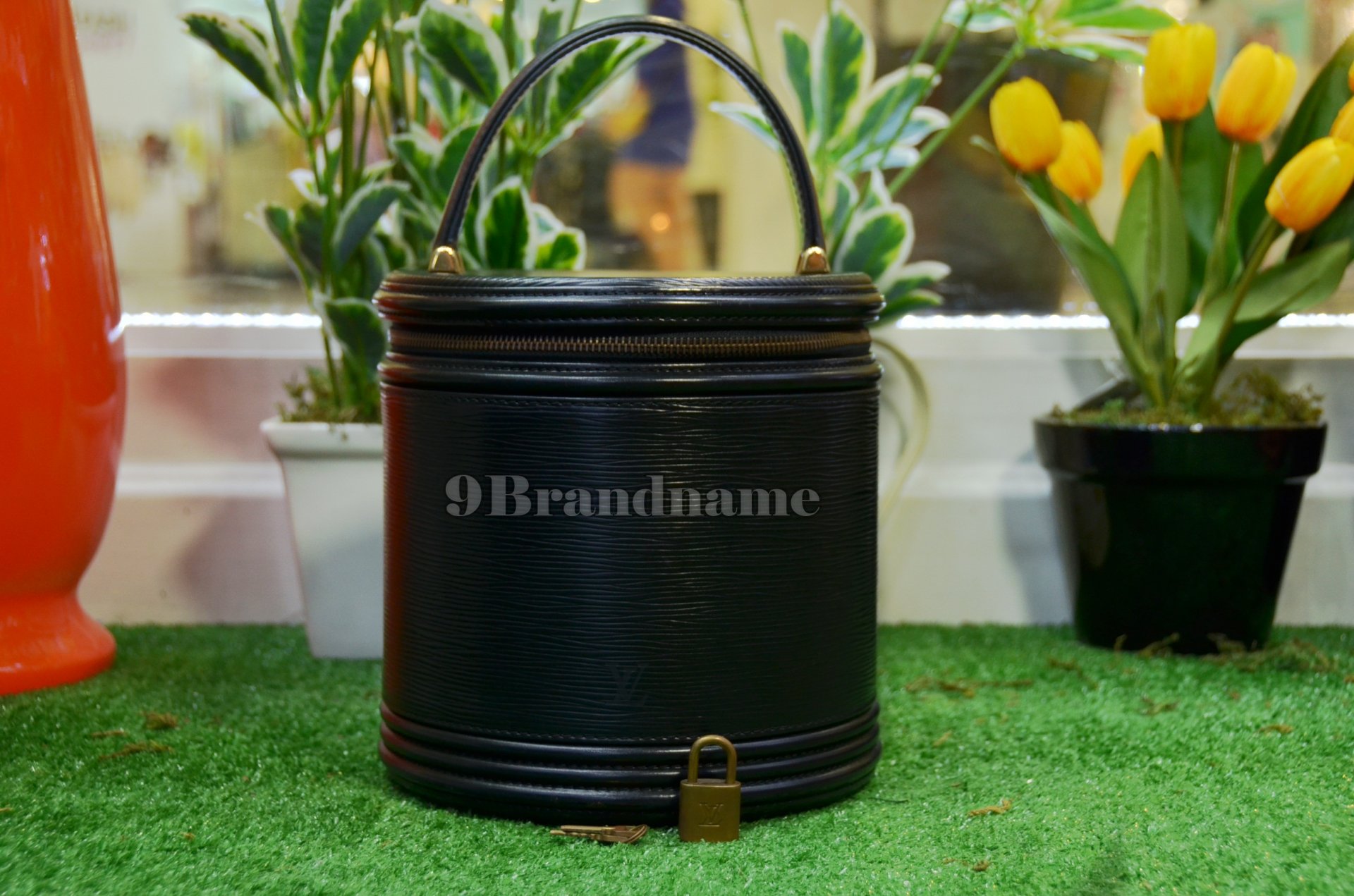 Louis Vuitton Bucket Epi Black - Used Authentic Bag กระเป๋าถือ ใส่เครื่องสำอาง สวยเรียบหรู มือสองสภาพดีค่ะ