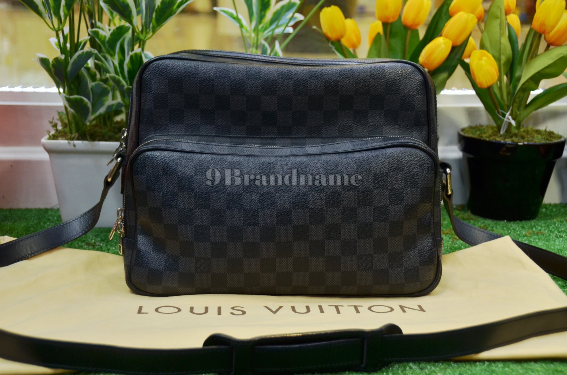 Louis Vuitton Leoh Gaphite - Used Authentic Bag