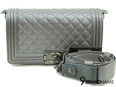 Chanel Boy10 Grays Metalic Lambskin SHW - Used Authentic Bag กระเป๋าชาแนล บอยไซส์10 หนังสีเงินสายสะพายยาวเป็นหนังอะไหล่เงินรมดำ กระเป๋าชาแนลมือสองสภาพดีค่ะ