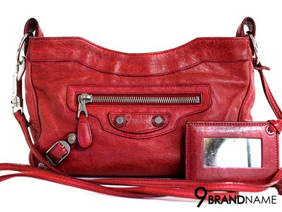 Balenciaga Classic Hip Crossbody Bag กระเป๋าครอสบอดี้ บาเลนเซียก้า สีแดง หมุดรมดำ ใบกระทัดรัด แต่ใส่ของได้เยอะ ของแท้มือสอง สภาพดีค่ะ