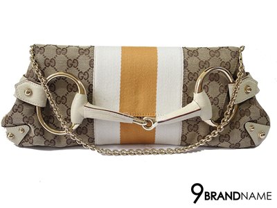Gucci Shoulder Bag 131471 2684 กระเป๋าครัช กุซซี่ มีสายโซ่เงินสะพายไหล่ได้ ลายผ้าขาวเหลืองคาดกลาง ถือได้2แบบ ออกงานสวยสุดๆค่ะใบนี้ ของแท้มือสองสภาพดีค่ะ