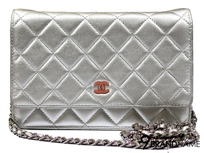 Chanel Wallet On Chain In Metallic WOC - Used Authentic Bag  กระเป๋ารุ่นนิยม สีเงินด้านในชมพูโลโก้ชมพู กระเป๋าตังมีสายสะพายยาว มือสองสภาพดีค่ะ