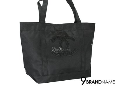 Chanel Black Nylon Tote Shoulder Bag VIP Gift - Authentic Bag  กระเป๋าผลิตพิเศษสำหรับเครื่องสำอางชาแนล สีดำ ทรงชอปปิ้ง ทรงสวย  ผ้าทนทำจากไนลอน มีโลโก้ชาแนลด้านหน้า สวยค่าใบนี้ - 9brandname