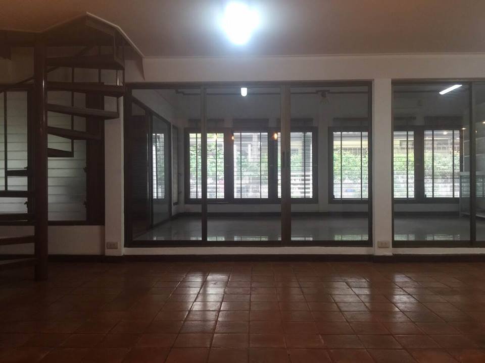 Private and spacious loft-style single house to rent in a private compound on Rama 4 Rd near Lumpini Park and MRT station.
