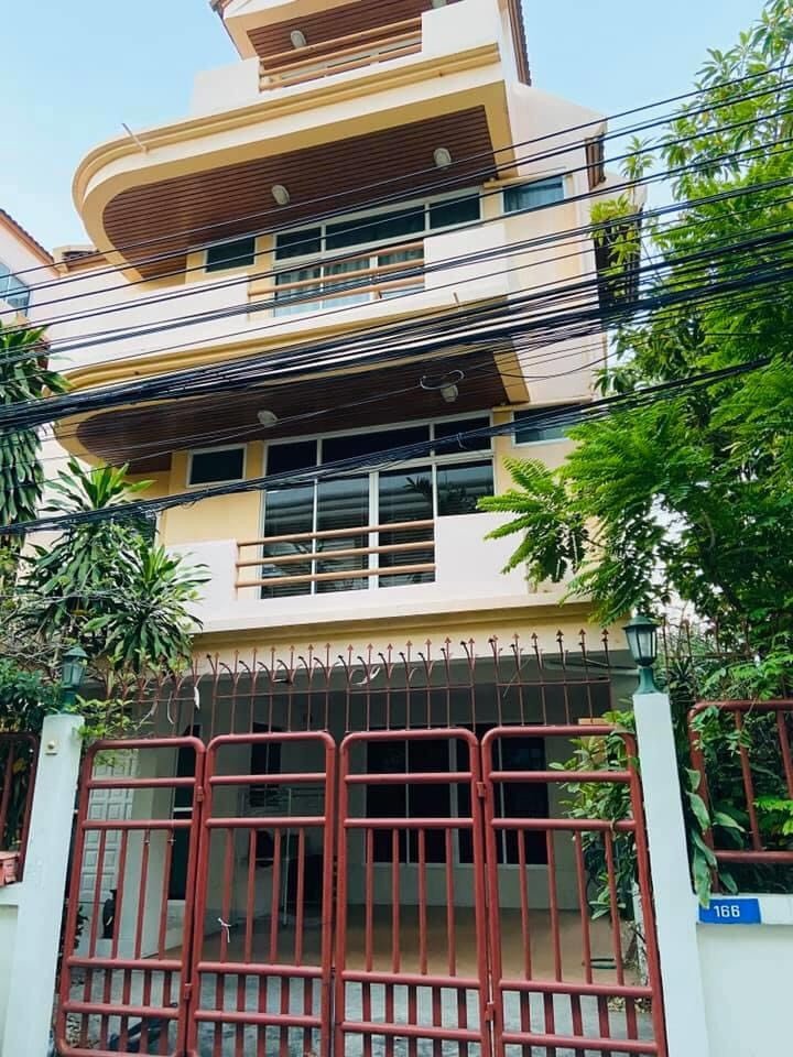 FOR RENT Single House in Townhome style at Sukhumvit soi 31 near BTS Promphong station, near Emporium& Emquatier shopping complex 