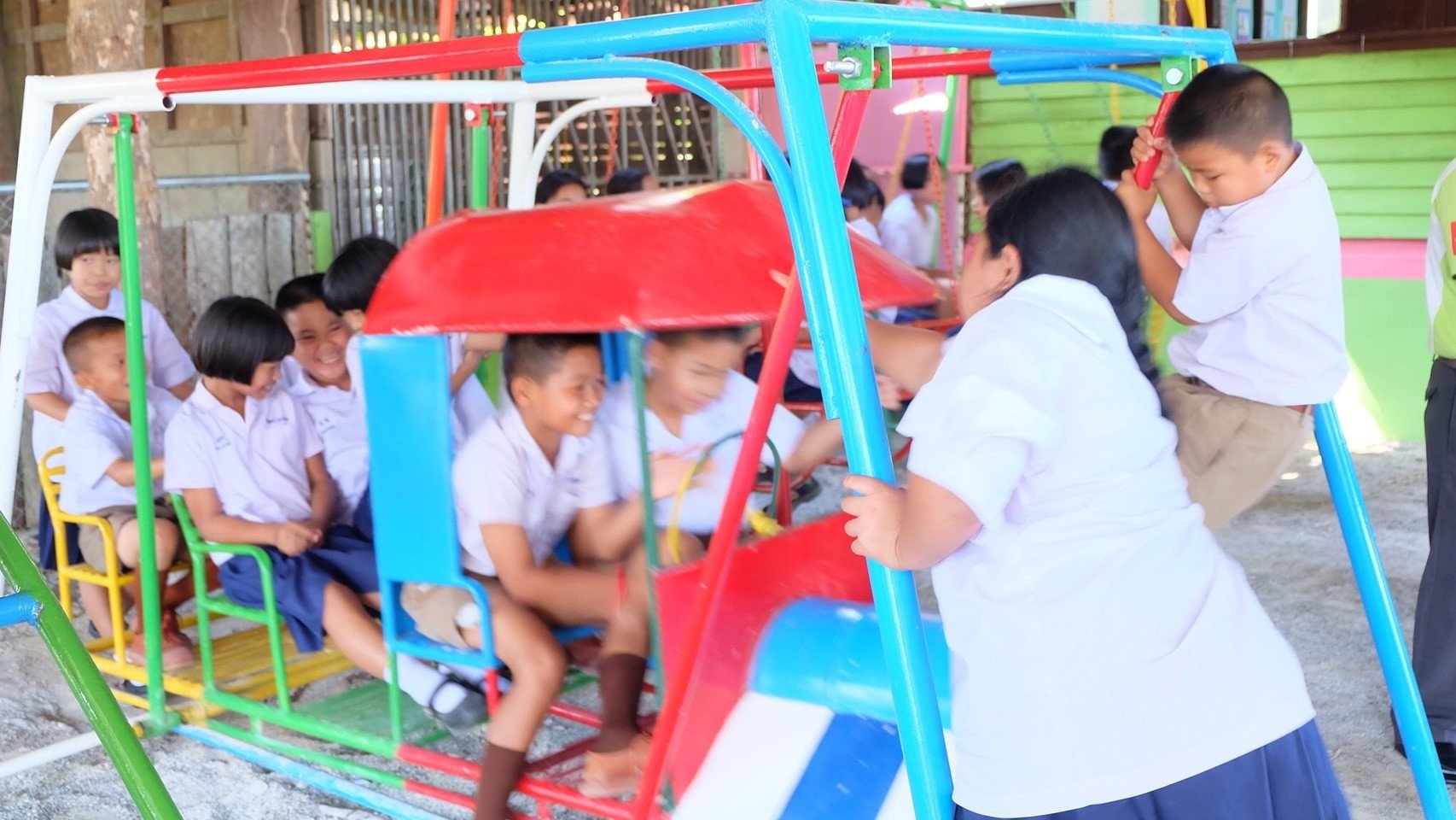 มอบสนามเด็กเล่นให้โรงเรียนสบขาม อำเภอปง จังหวัดพะเยา เมื่อวันที่ 16 พ.ย. 2560