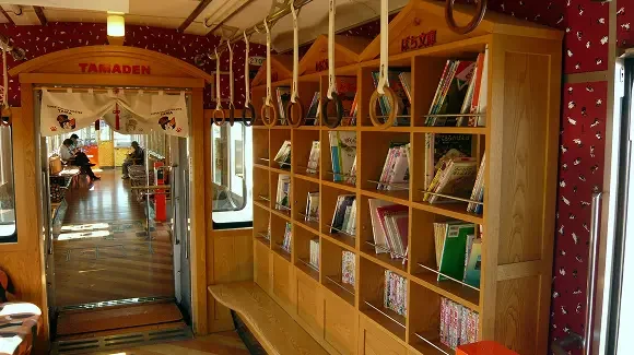 บรรยากาศภายในตู้โดยสารรถไฟแมวทามะ Tama-densha สาย Kishigawa Line ญี่ปุ่น