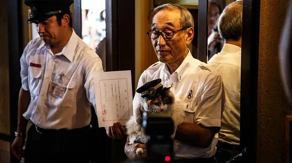 Nitama (Tama 2) และ ประธานบริษัท Wakayama Electric Railway คุณ Mitsunobu Kojima ที่สถานี Kishi Station ประเทศญี่ปุ่น