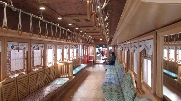 บรรยากาศ ตกแต่งภายในรถไฟ Umeboshi Densha หรือรถไฟสีลูกพลัม ของ Wakayama Electric Railway ญี่ปุ่น