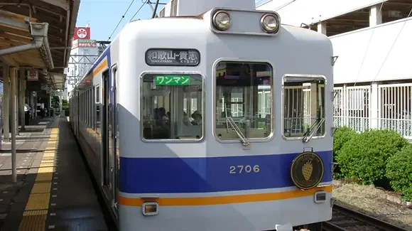 รถไฟสาย Wakayama Electric Railway รุ่น 2270 series ที่สถานี Wakayama Station ประเทศญี่ปุ่น