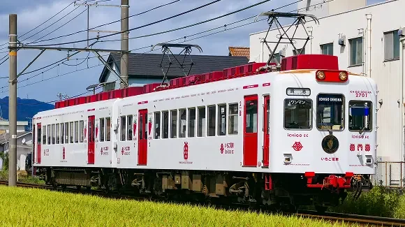 รถไฟสตรอว์เบอร์รี Strawberry Train ของสาย Kishigawa Line วิ่งระหว่างสถานี Kozaki และ Nichizengu วากายามะ